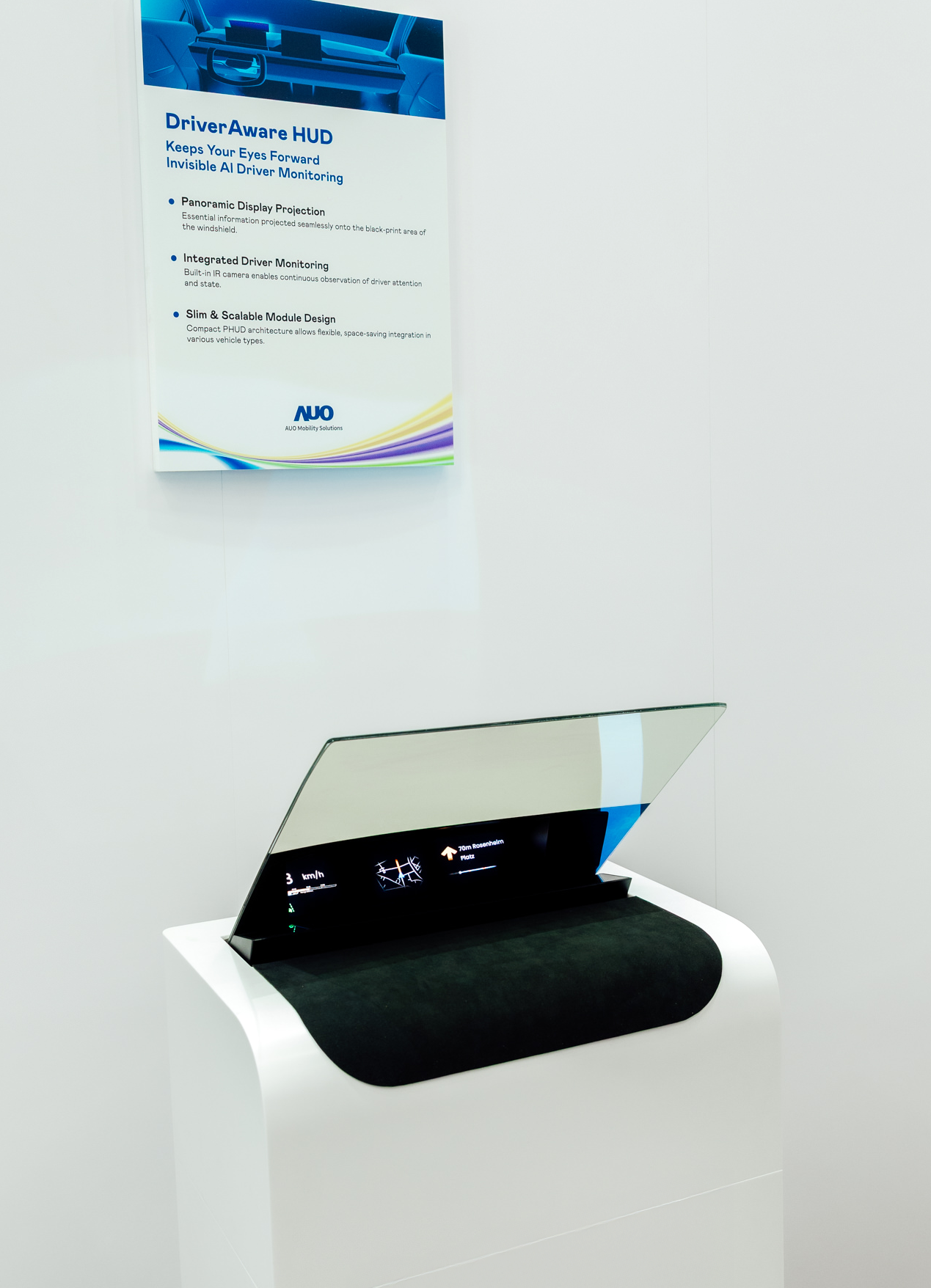 DriverAware HUD结合抬头显示器与隐藏式红外线摄影机，将车速、导航及警示讯息投影于挡风玻璃上，完美对齐驾驶目不离路的视线，同时，透过AI 监控驾驶注意力以提升安全性。